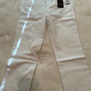 Ladies size 12 short Gloria Vanderbilt “Amanda” white jeans. New with tags